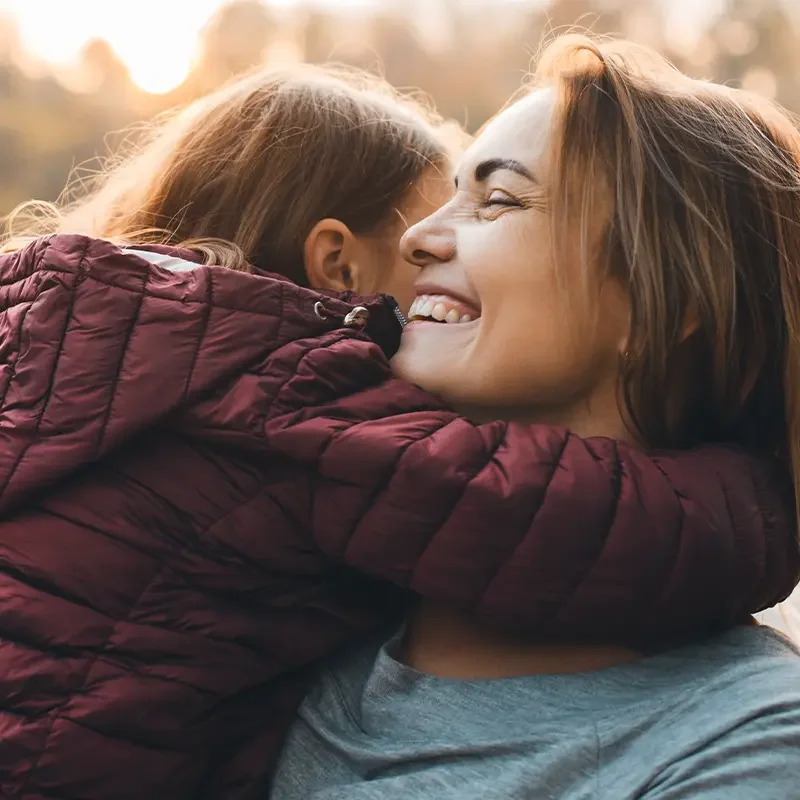 mom-daughter-hug-khl